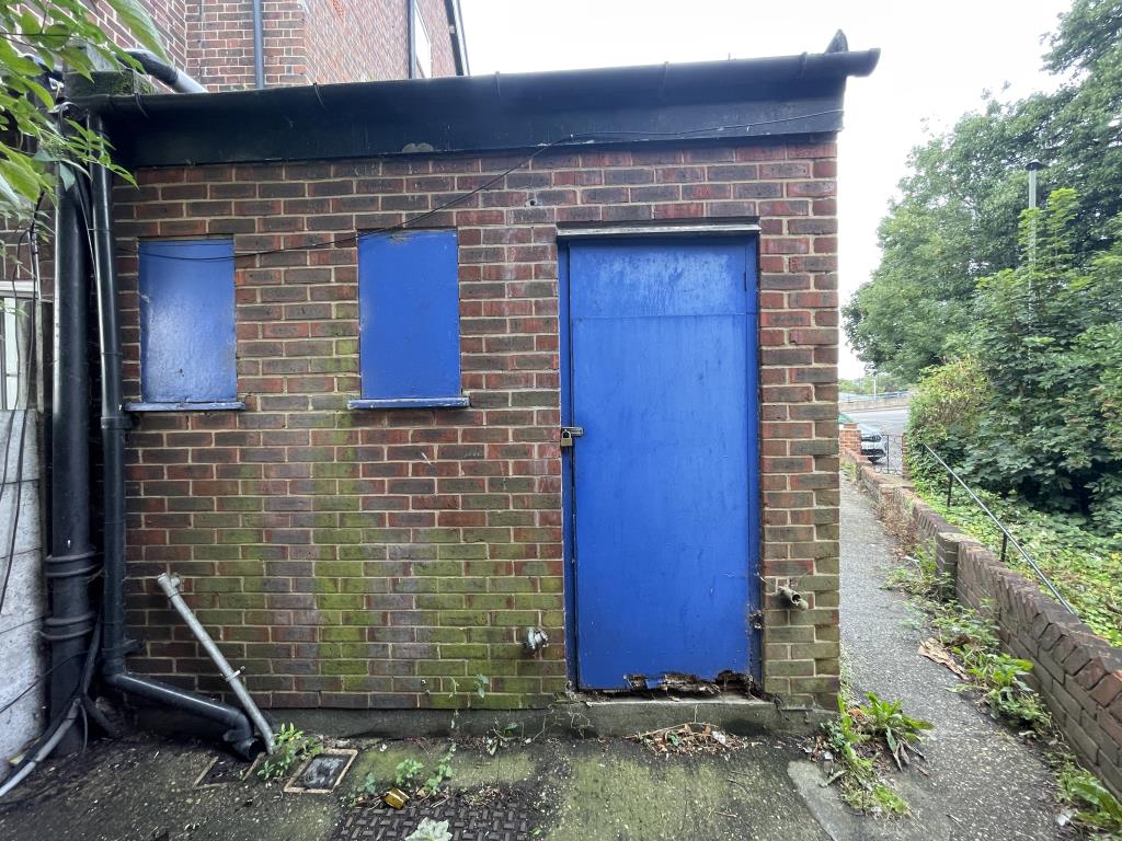 Lot: 157 - LOCK-UP SHOP PREMISES WITH POTENTIAL - 